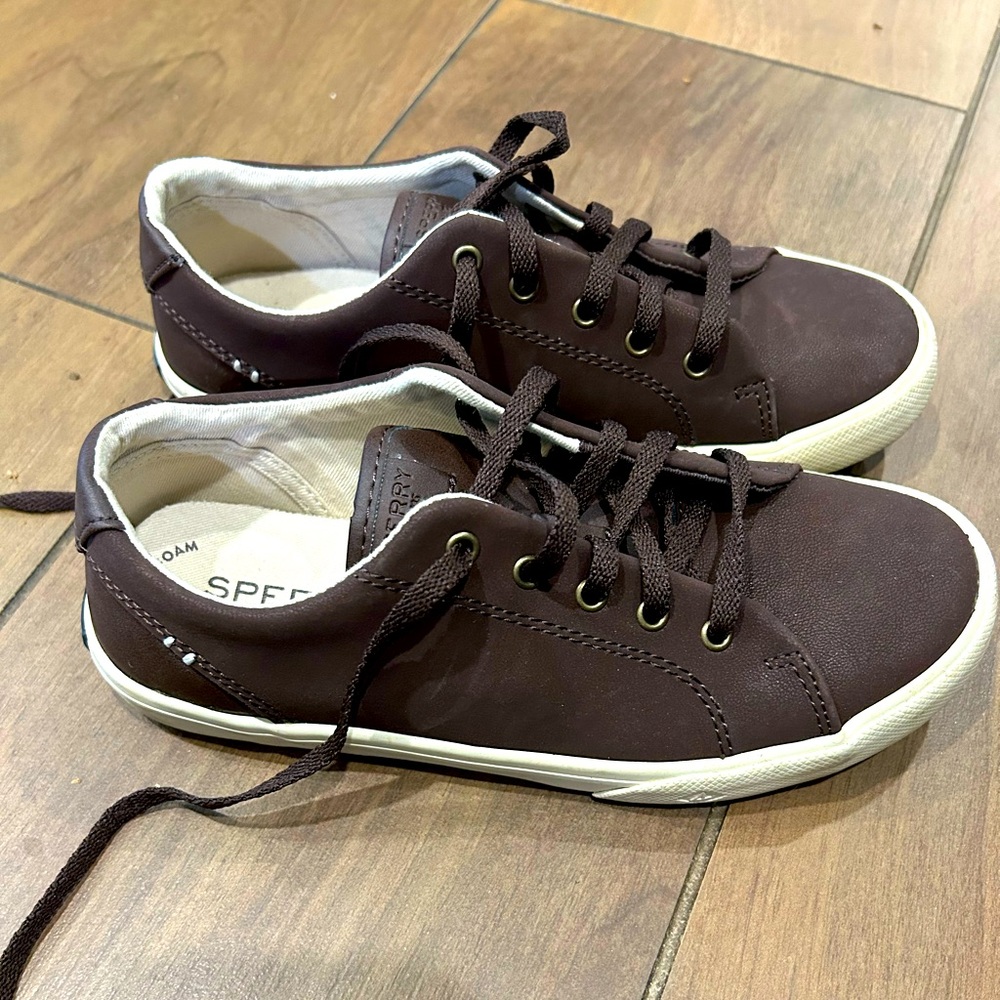SPERRY little boys size 2.5 leather sneakers. Great condition.